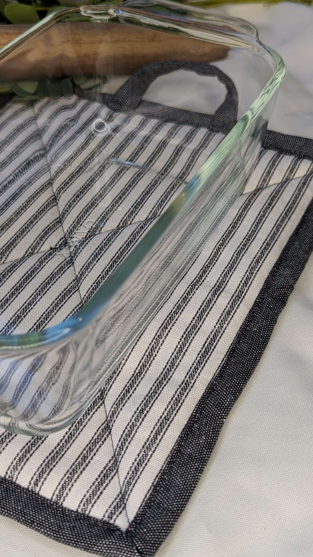 Casserole Hot Pad / Black and white striped