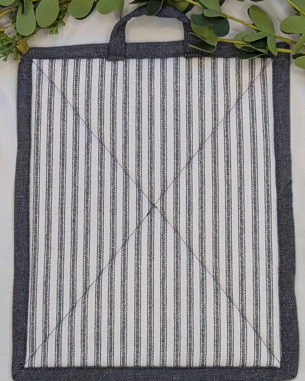 Casserole Hot Pad / Black and white striped