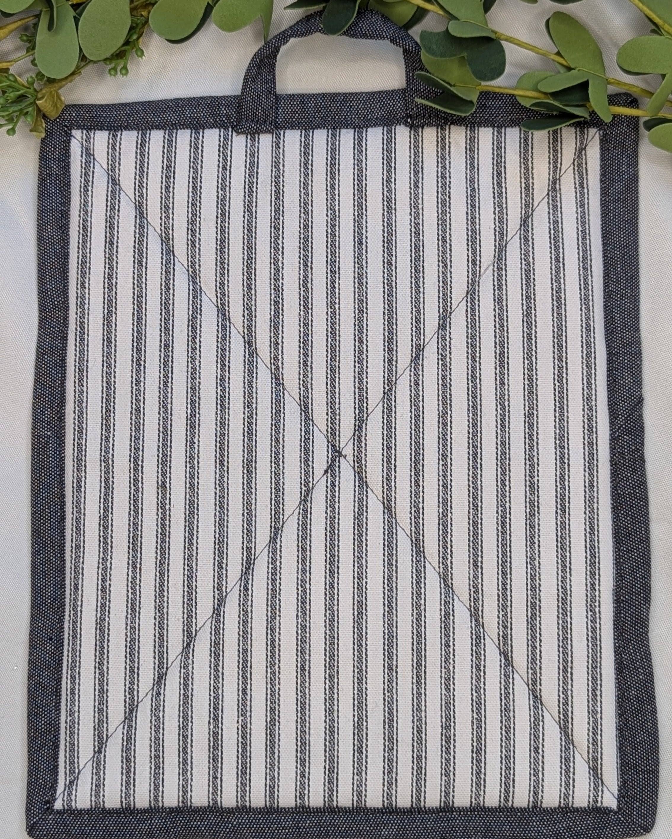 Casserole Hot Pad / Black and white striped