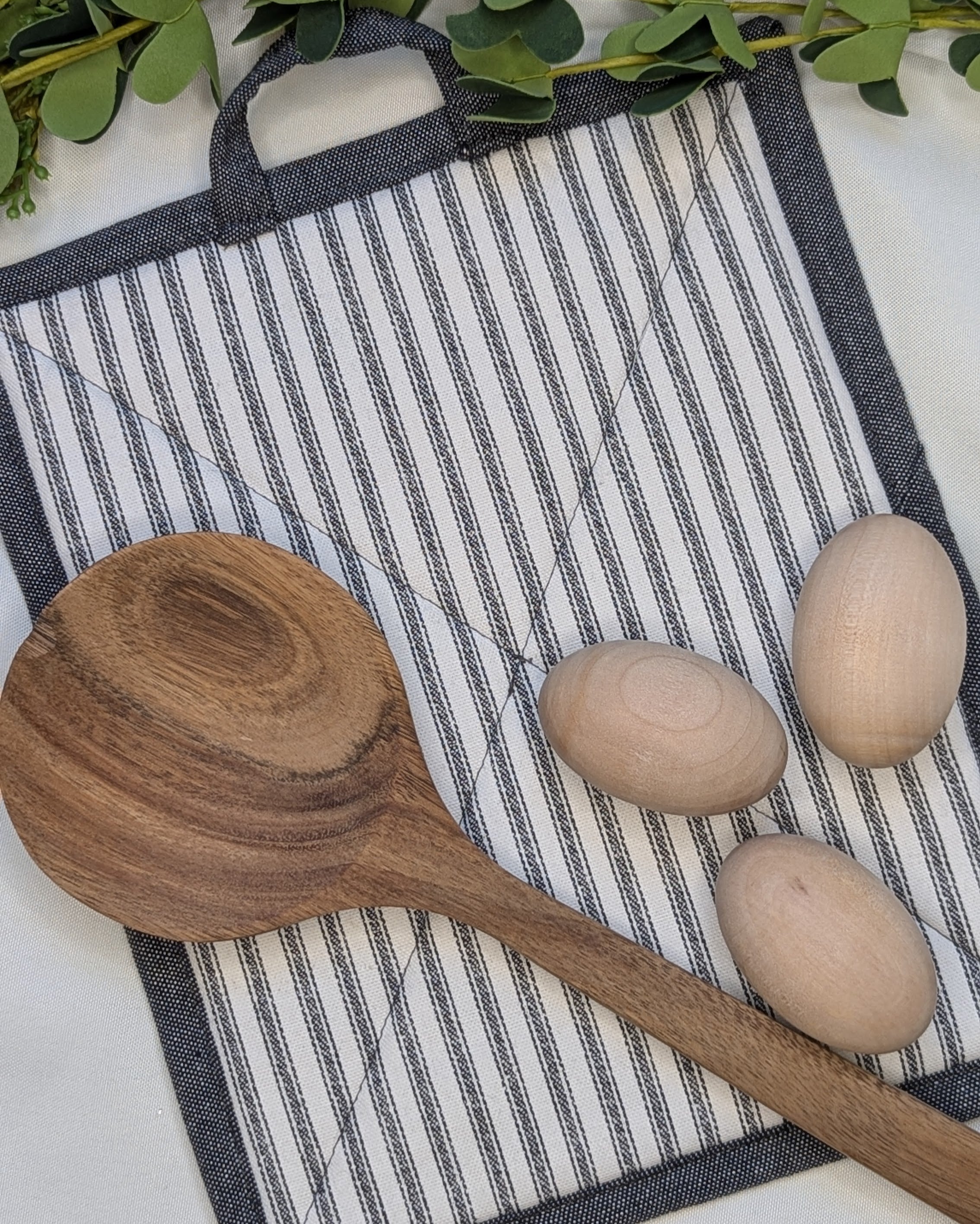 Casserole Hot Pad / Black and white striped