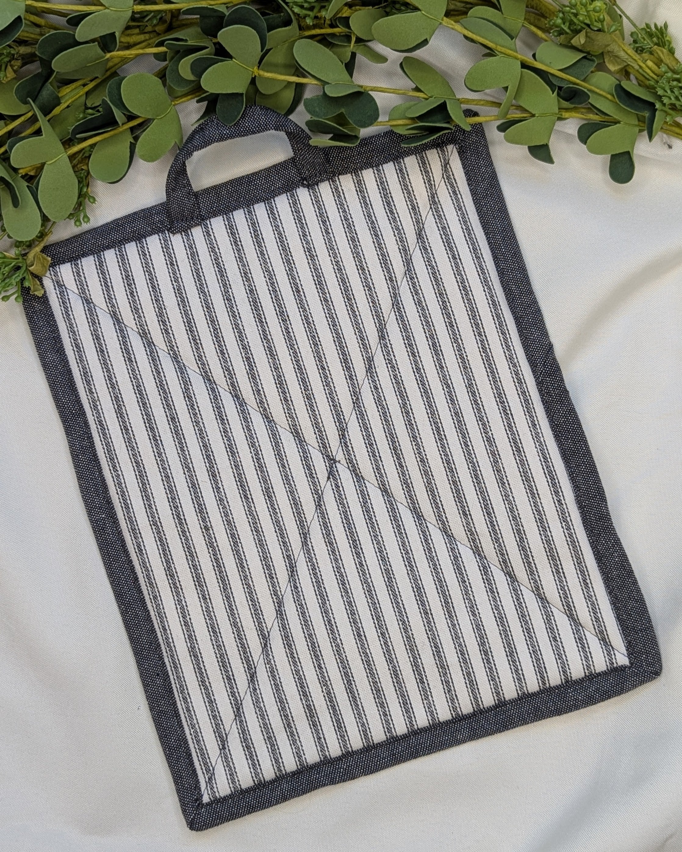 Casserole Hot Pad / Black and white striped