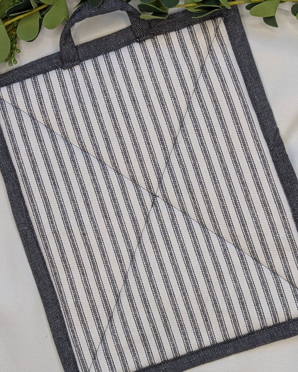 Casserole Hot Pad / Black and white striped