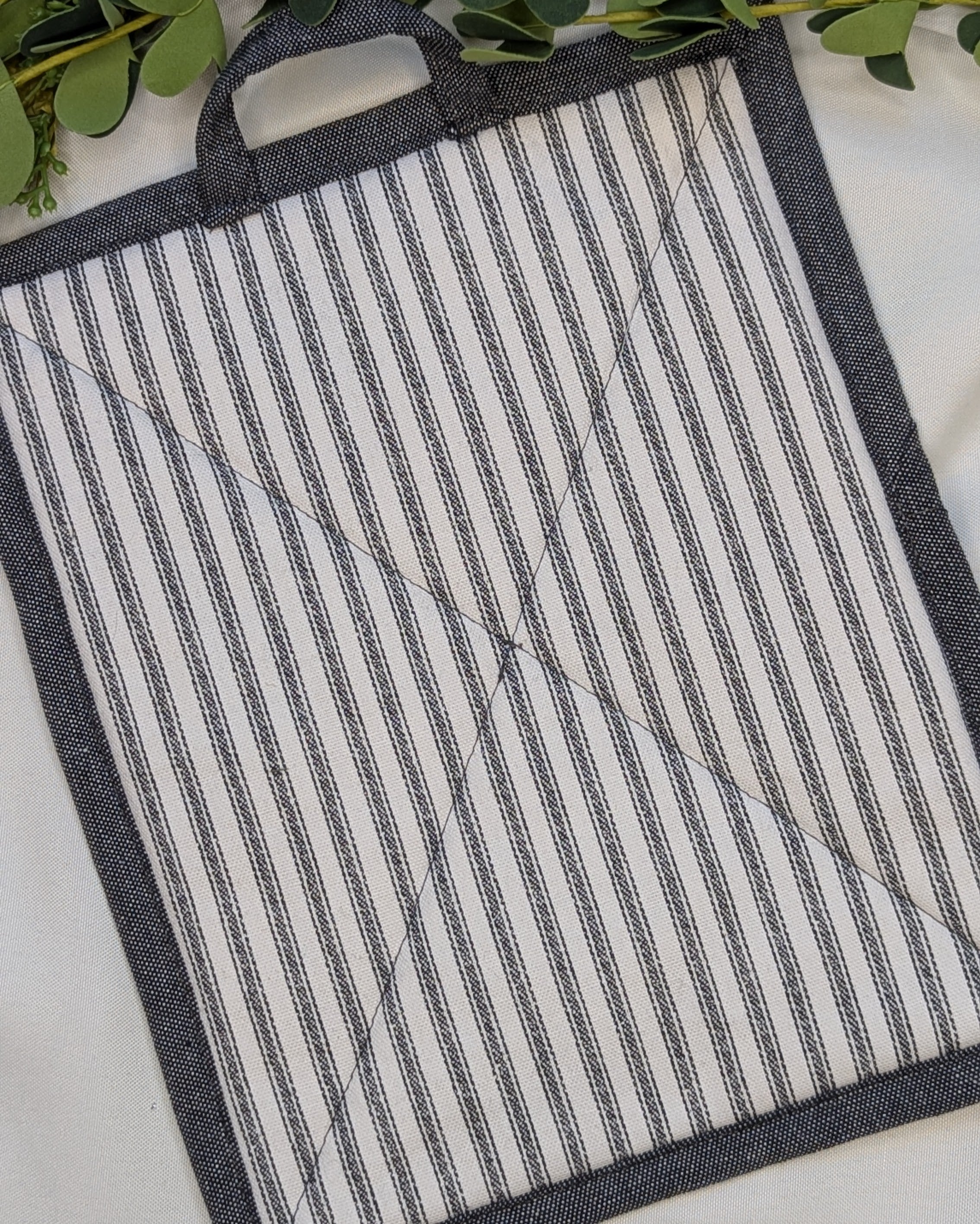 Casserole Hot Pad / Black and white striped