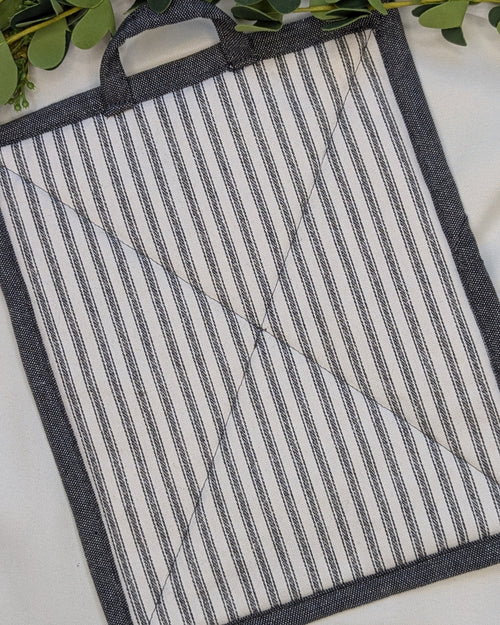 Casserole Hot Pad / Black and white striped