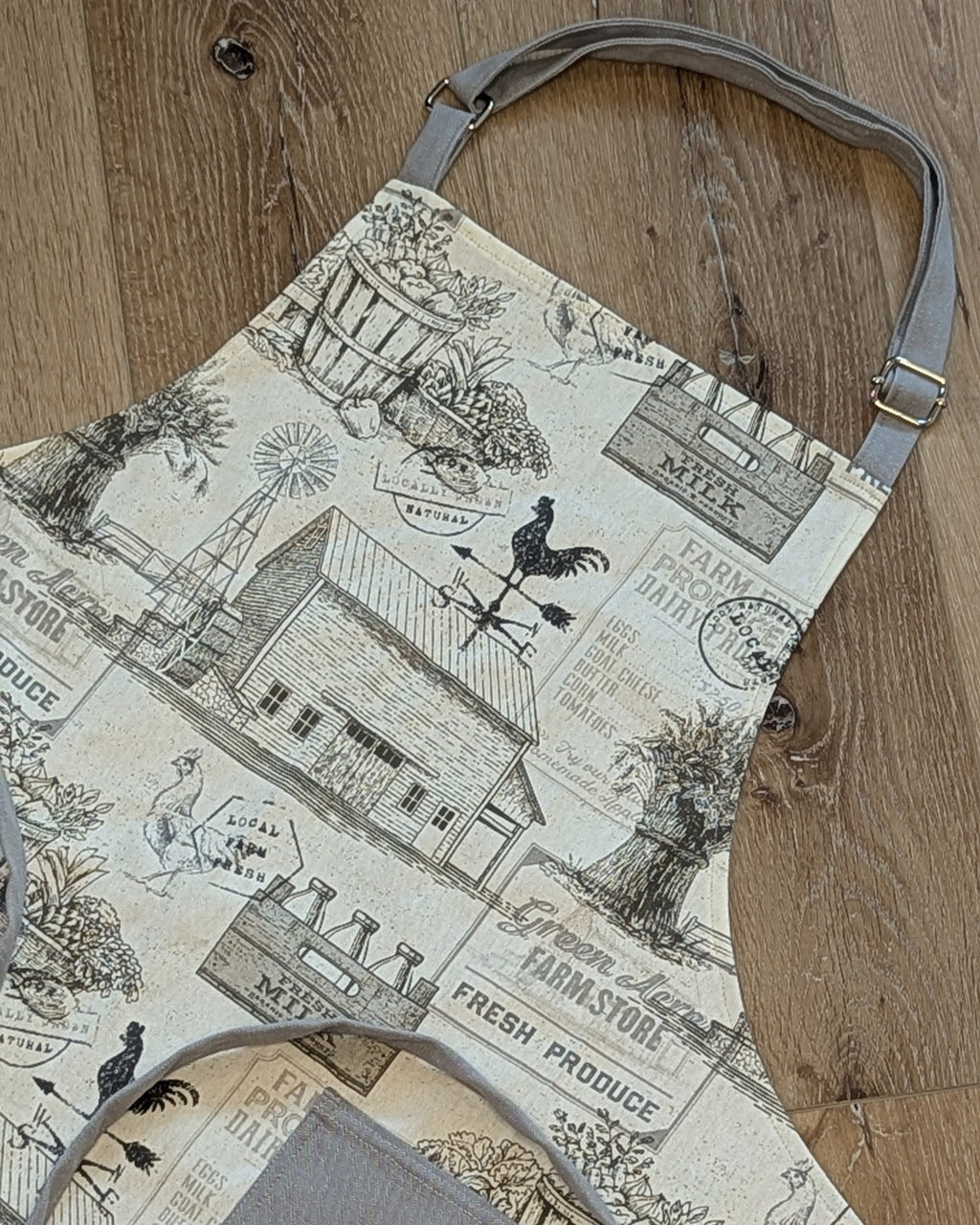 Classic Apron with a Farmhouse Motif