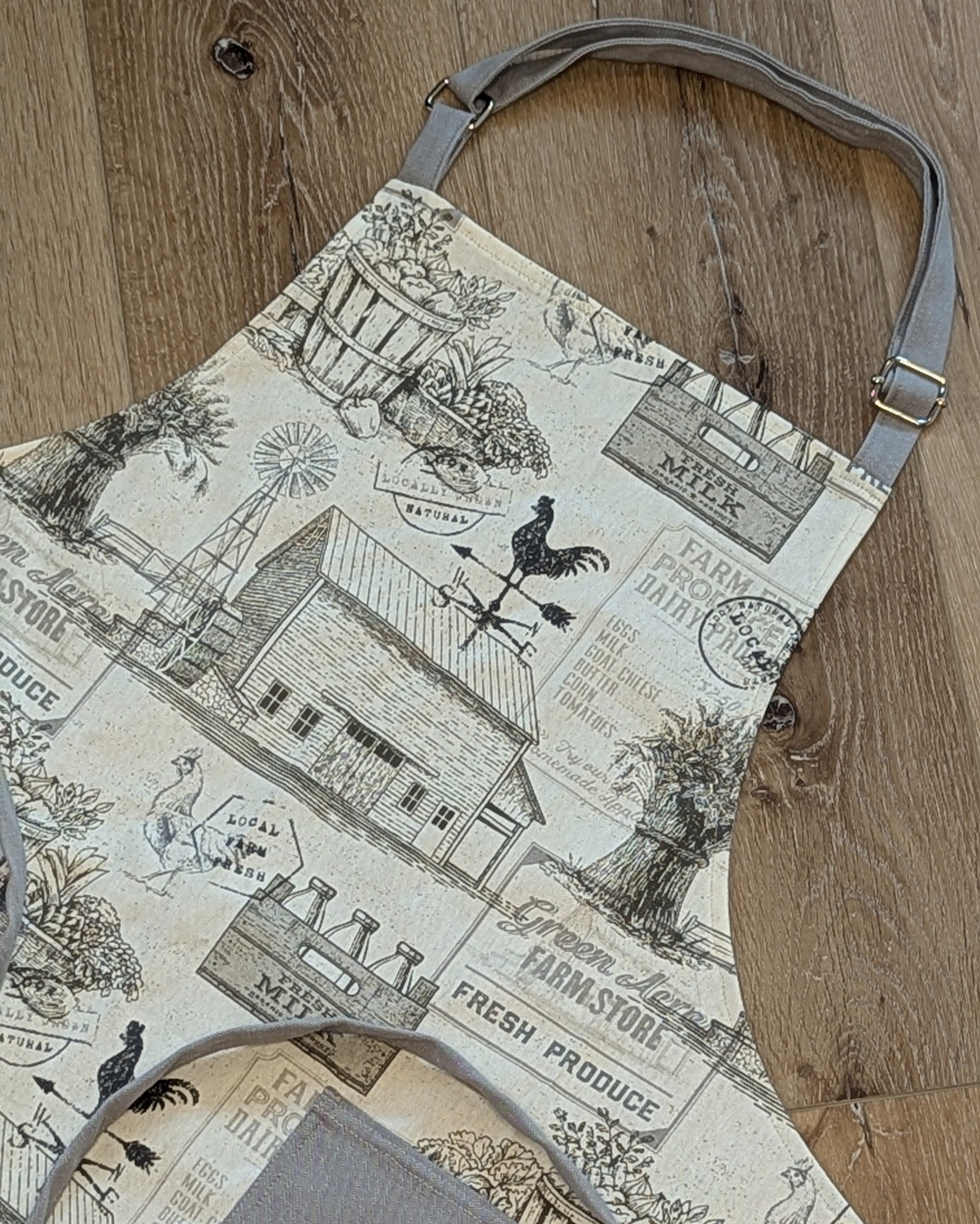 Classic Apron with a Farmhouse Motif