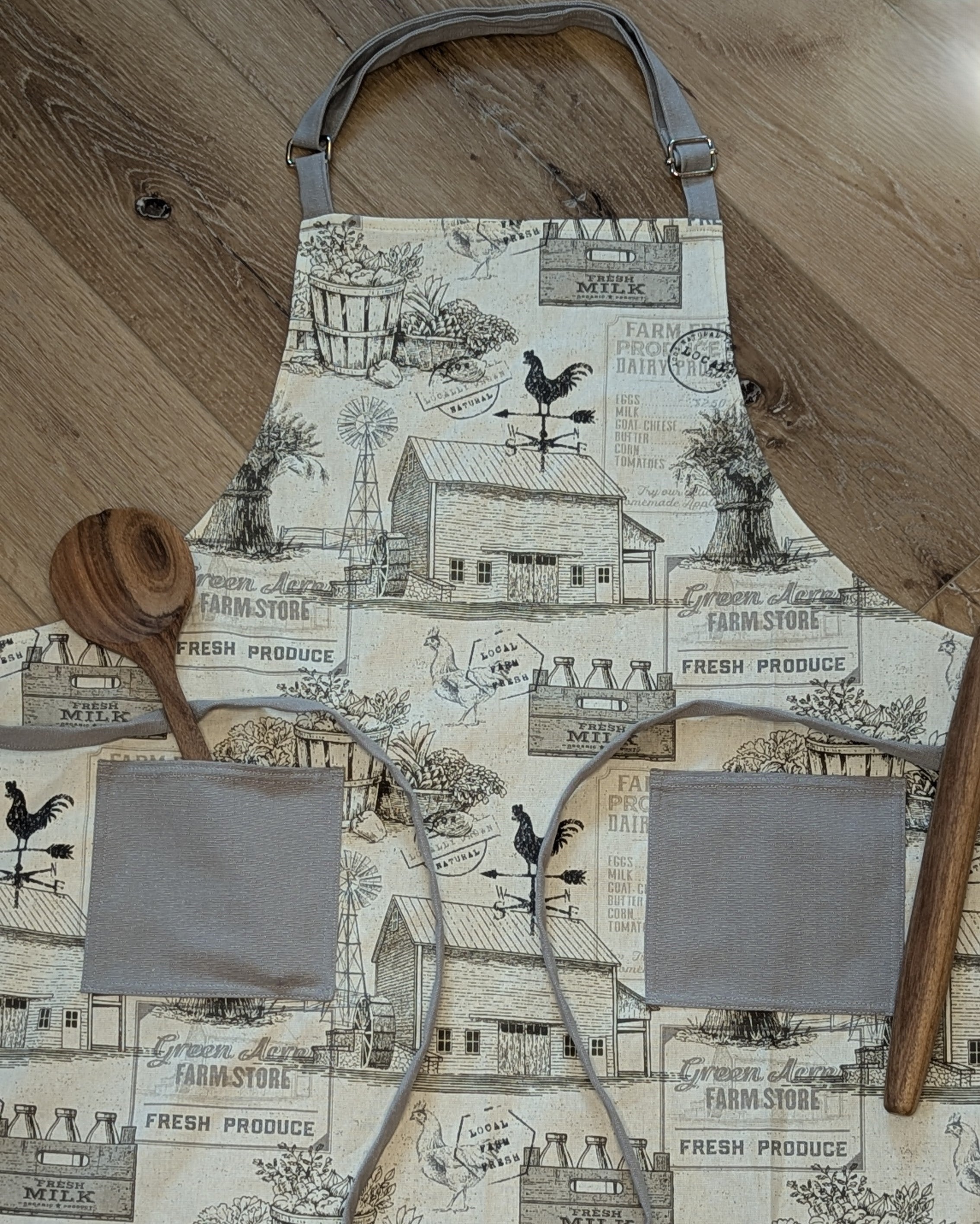 Classic Apron with a Farmhouse Motif
