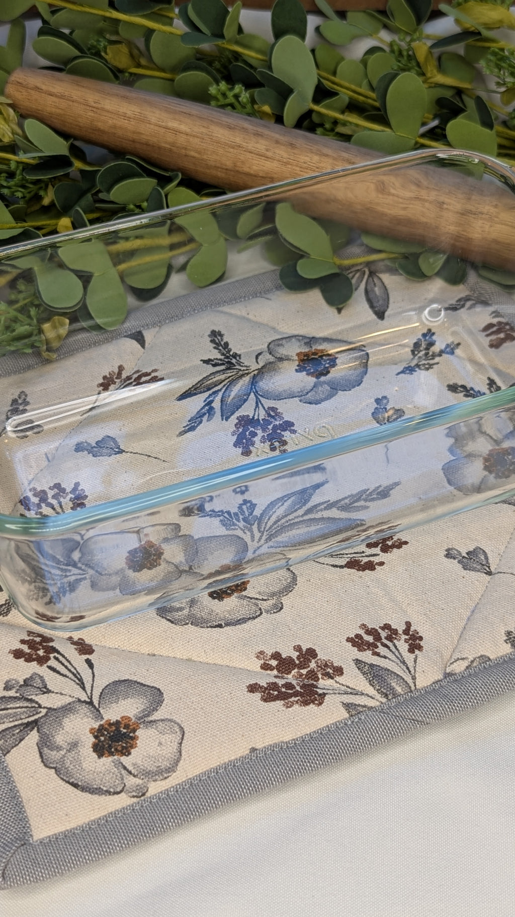 Casserole Hot Pad / Gray Flower