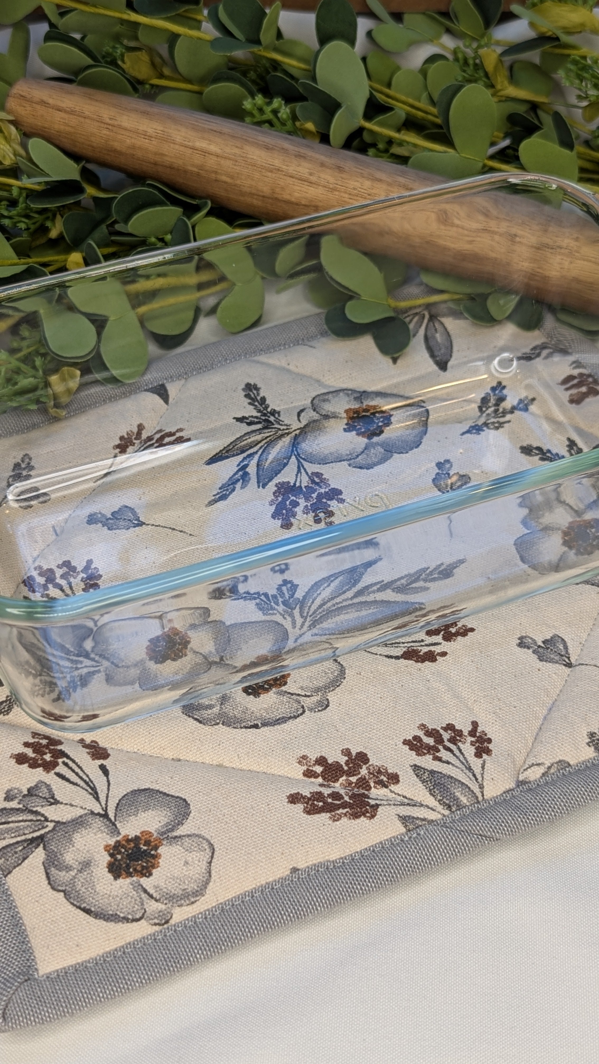 Casserole Hot Pad / Gray Flower