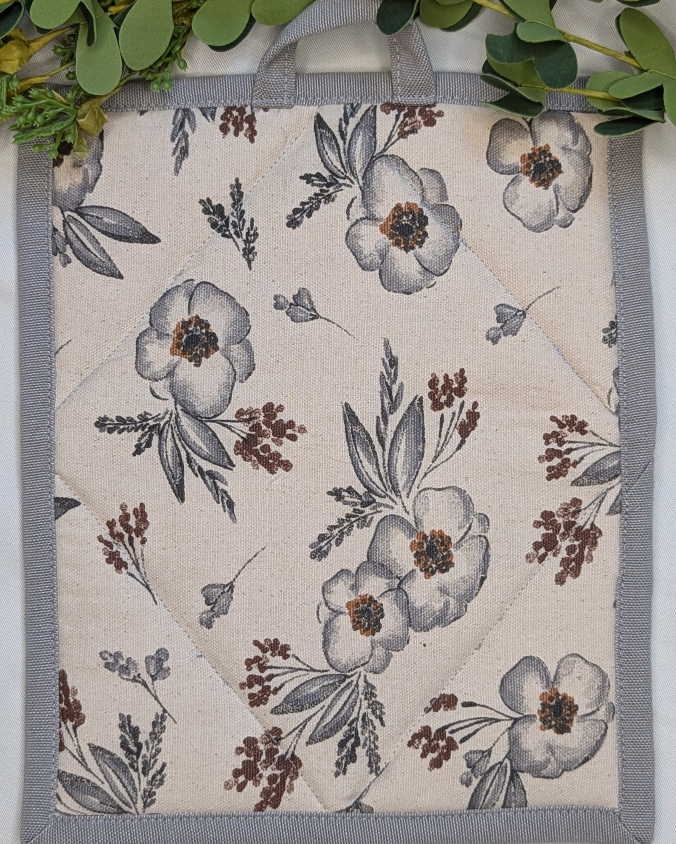 Casserole Hot Pad / Gray Flower