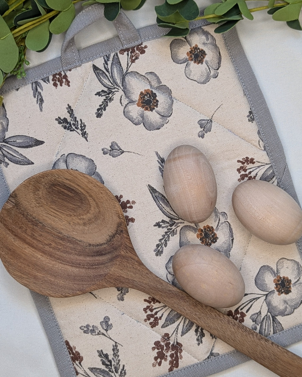 Casserole Hot Pad / Gray Flower