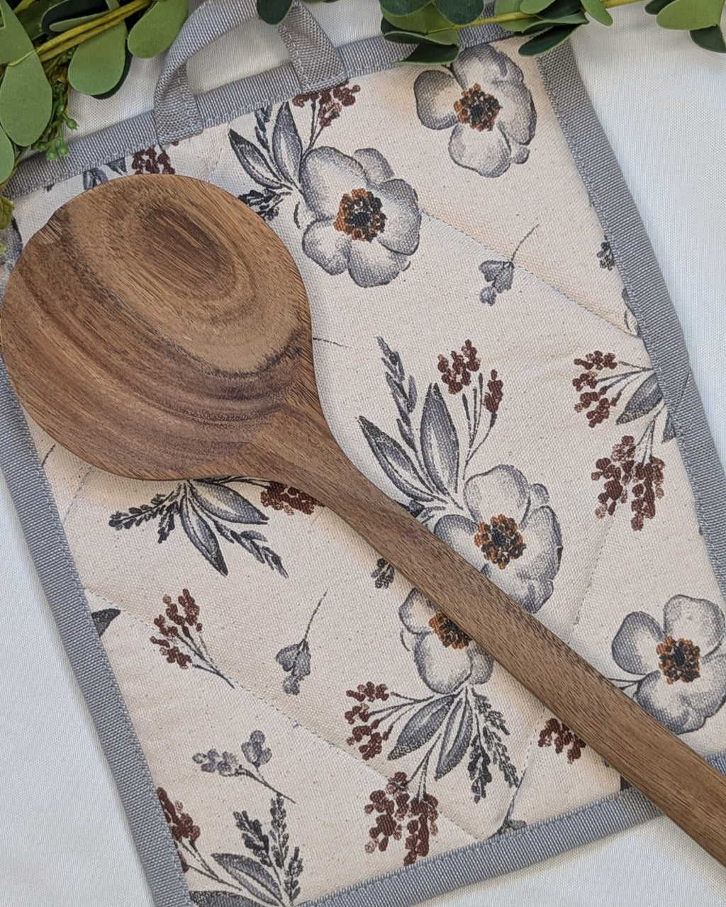 Casserole Hot Pad / Gray Flower