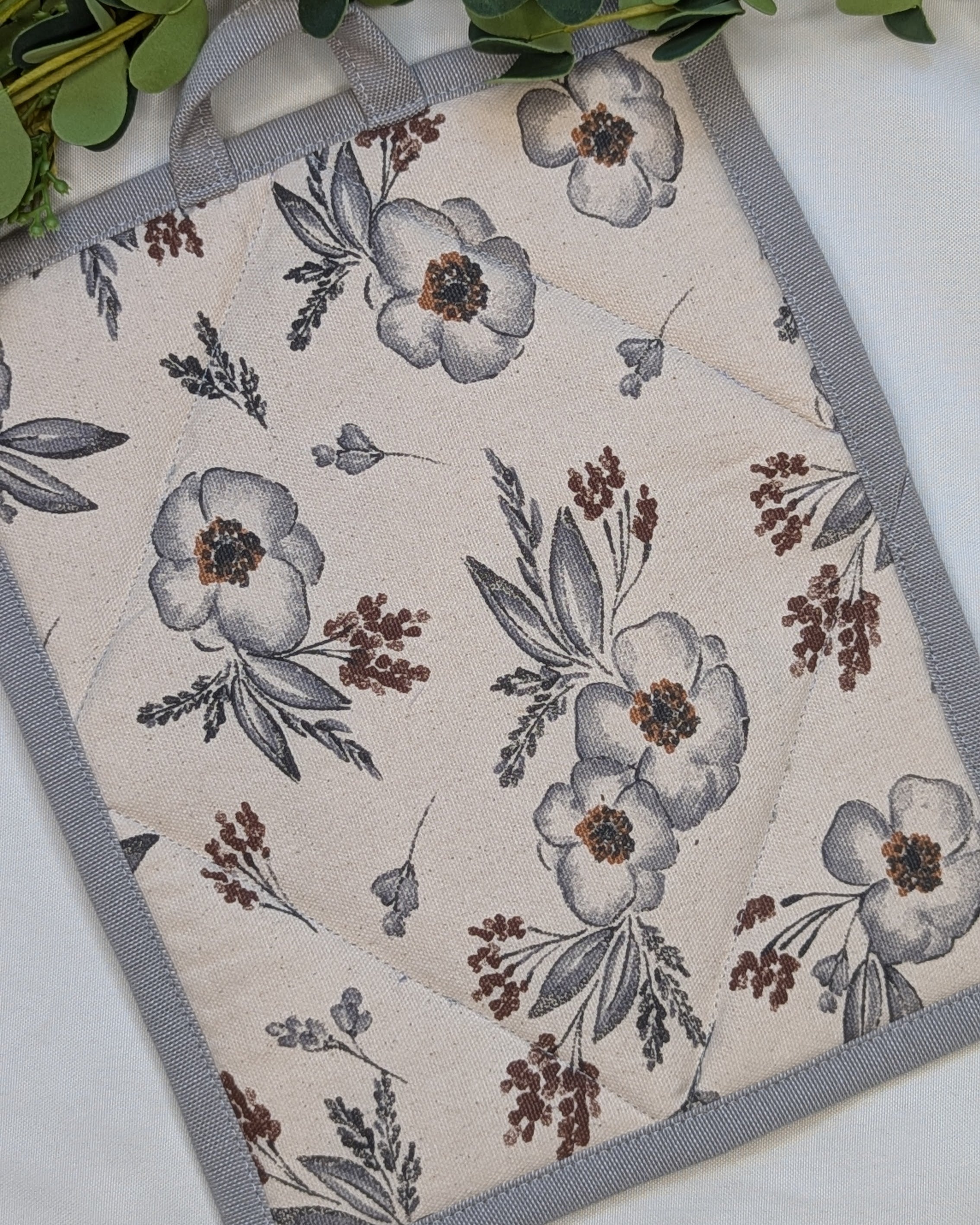 Casserole Hot Pad / Gray Flower