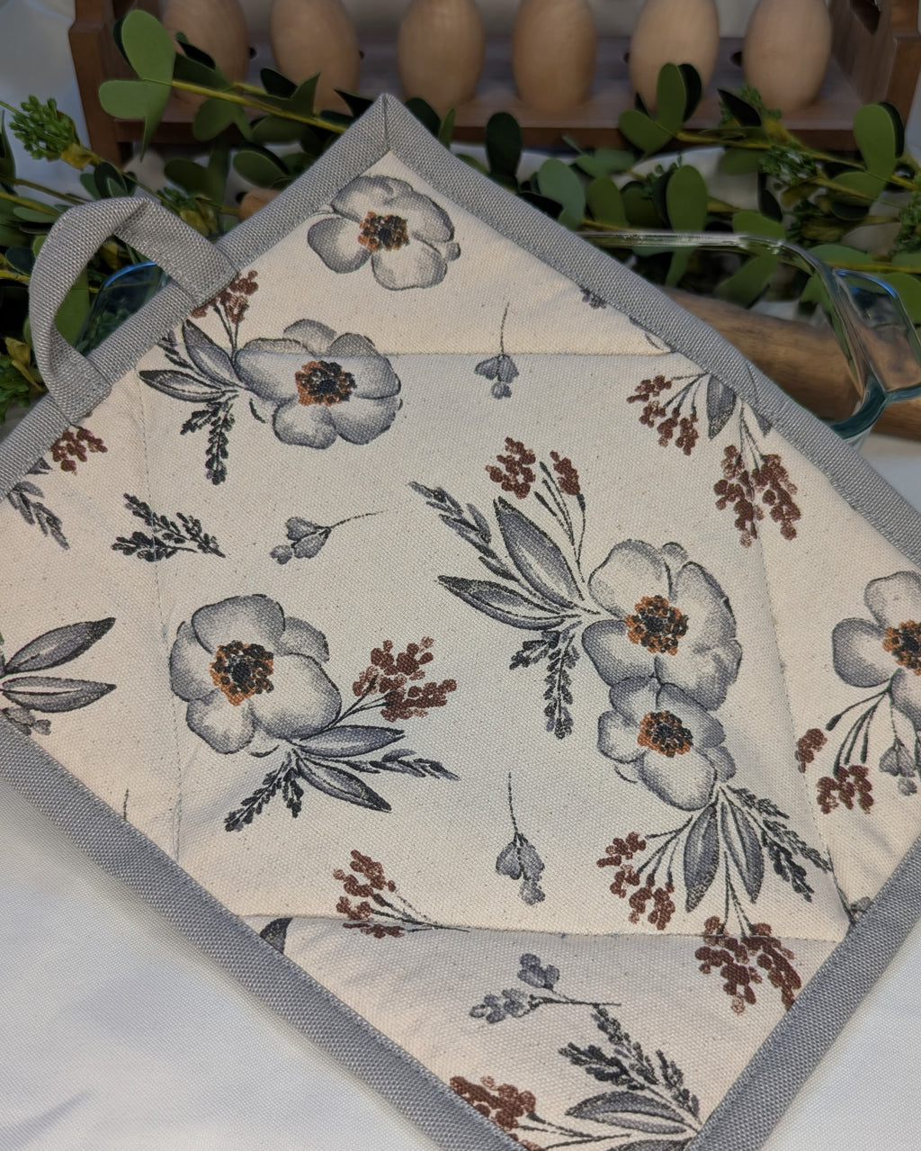 Casserole Hot Pad / Gray Flower